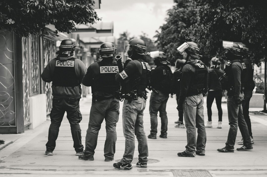 police arresting shoplifters