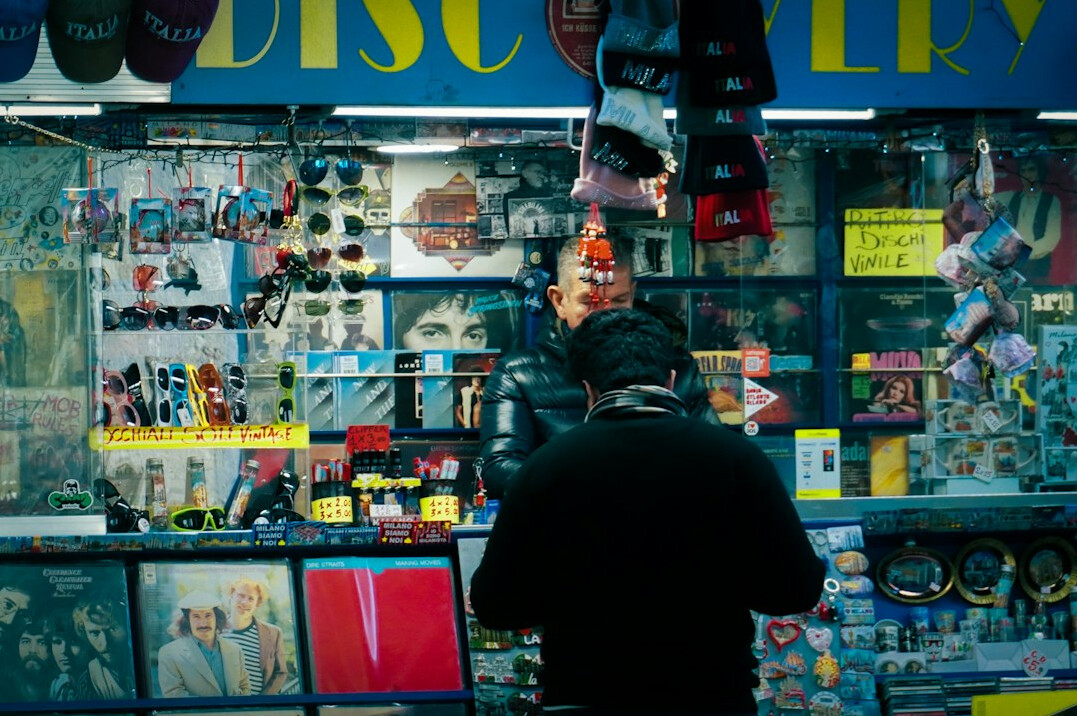 undercover detective in store